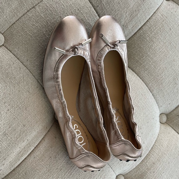 Tod’s rose gold metallic ballet flats - Picture 3 of 13